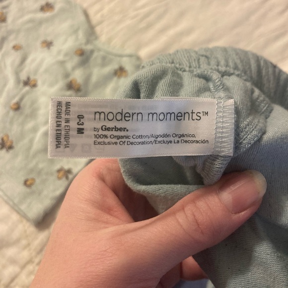 10/$20 Christmas sale! Gerber Modern Moments Baby Outfit in Light Blue - Picture 3 of 3